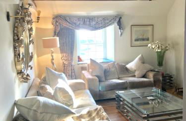 Duke of Monmouth penthouse luxury apartment Lyme Regis 3 bedroom parking Hot tub Garden dog friendly - Photo 6