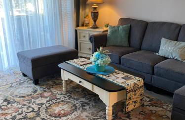 First Class Treatment Luxurious end unit Patio Pool Restaurant Bar on premises Steps away from Everything else! Spacious Condo Stocked with all You Need! - Foto 16