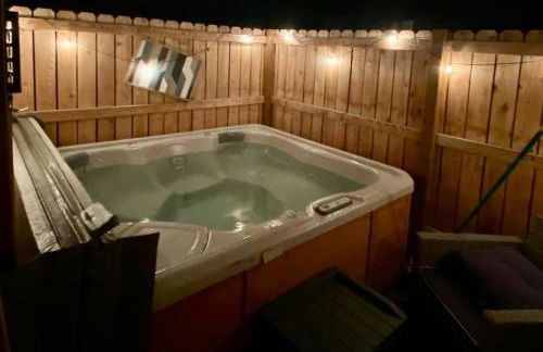 Dog Friendly Oasis Private Hot Tub with Sauna - Photo 17