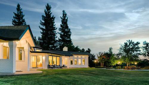 Riverfront Beauty with Pickle Ball Court - Foto 2