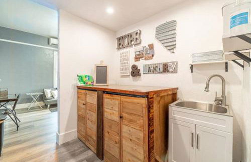 Rustic 3-Bedroom, 1.5-Bath Oasis by Downtown - Foto 15