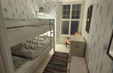 Tenby Victorian Villa with parking, pets allowed - Photo 6