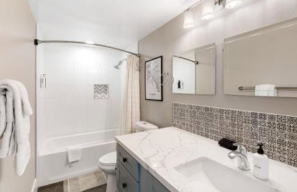 Luxe Backyard Oasis w/ Hot Tub Chic Design South Park Sanctuary - Foto 33