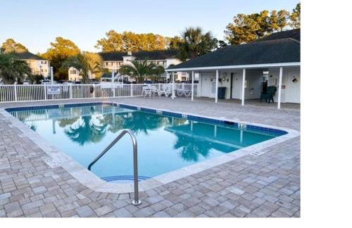 D2 Bishop on the Green 2 BR 2 BA Condo Colonial Charters Golf Course - Foto 1