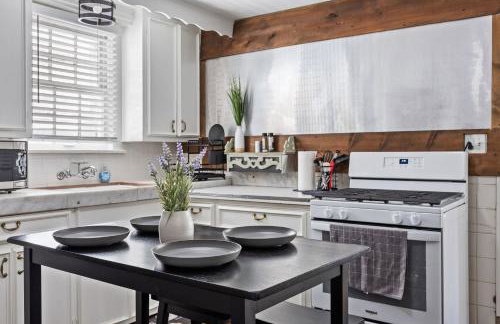 Cozy & Updated Unit in the Heart of the Highlands - Foto 42