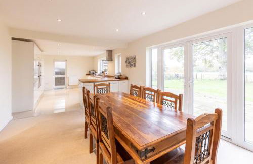 Grand 5BR Home in Market Harborough with Parking - Foto 12