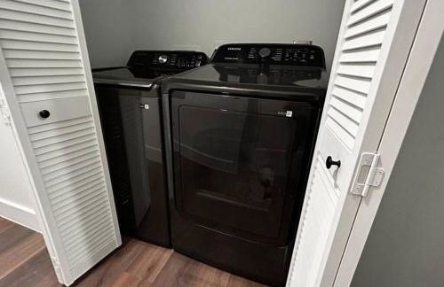 Sunny Delight Home Near Airport - Photo 52