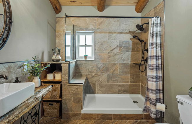 The Bigwood Cabin by Avantstay Hot Tub, Firepit, Pool Table, Private Yard - Photo 44