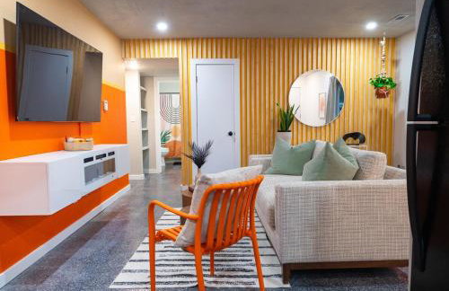 The Orange Lounge - 8 min to KU & Mass - Photo 11