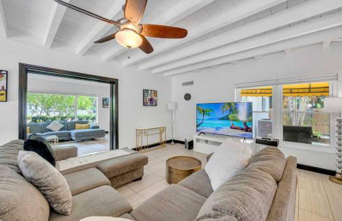 Modern Tropical Pool House North Miami Hot Tub - Foto 16