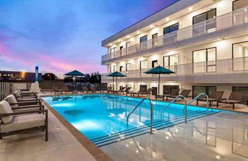 Stylish downtown condo w/ pool & parking - Foto 21