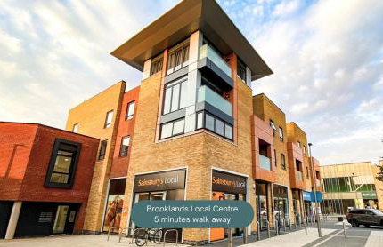 Detached House in Brooklands - Prime Location - Driveway Parking, Self-Check-In, Fast WiFi and Smart TV by Yoko Property - Foto 38