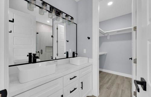 Relax and Unwind in this Modern Spacious Townhome - Foto 8