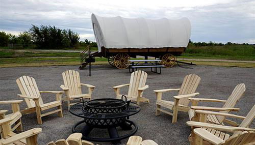 Oklahoma Glamping in this Wonderful Covered Wagon for Family Vacations near Oklahoma City - Foto 3