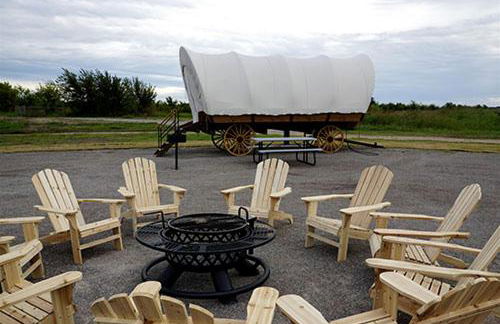 Oklahoma Glamping in this Wonderful Covered Wagon for Family Vacations near Oklahoma City - Foto 3