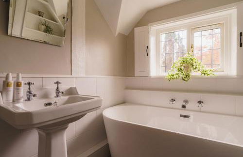 Half Way House, Clappersgate, sleeps 8 - Foto 29