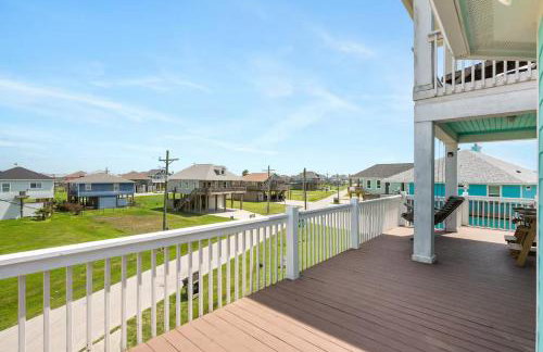 Steps to the Beach | Tiki Bar Fun | Epic Bay Views | Sleeps 8 - Foto 49