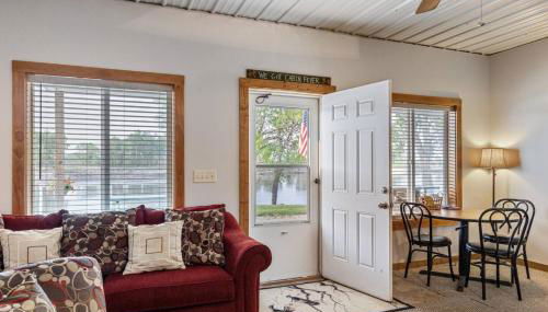 Quiet Riverfront Cabin with Boat Slip Family Friendly Stay in Decatur Nebraska Sleeps 9 - Foto 3