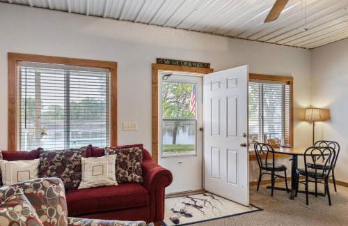 Quiet Riverfront Cabin with Boat Slip Family Friendly Stay in Decatur Nebraska Sleeps 9 - Foto 3