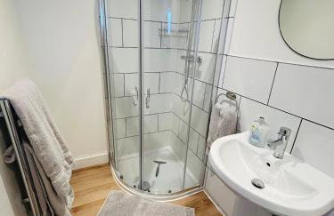 Modern cosy studio near Luton airport, free parking - Foto 9