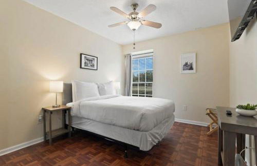 Large Fenced Yard near Midtown- Shamrock Stay - Foto 40