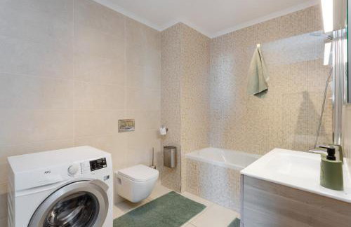 McRamé Design Apt Sea View, Beachfront, Swimming Pool, 2BDR, 2BAR, 6 pax, Praia da Rocha - Photo 8