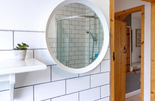 The Shoe Box cottage with allocated parking - Foto 9