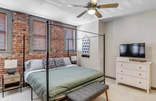 Modern, Insta-Worthy 2B Townhome in Walkable Springfield! - Photo 18