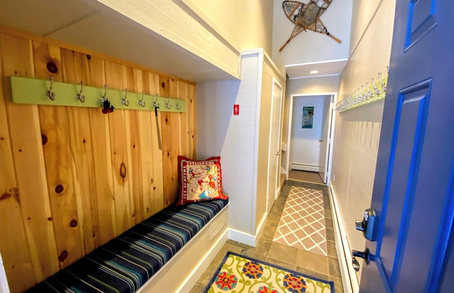 A1 Luxury Bretton Woods Ski-in Ski-out Townhome Next to Beginner ski Area Fast Wifi Keyless Entry - Photo 2