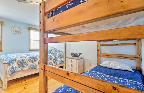 Oceanfront Cape Cod Home with Porch, Yard and Grill! - Foto 16