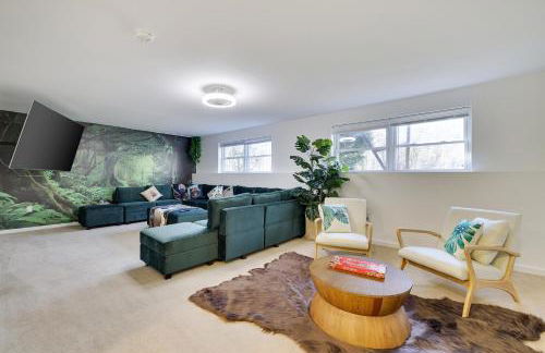 Stunning Poconos Villa- Hot Tub, Pool, Game Room, BBQ & more - Foto 37