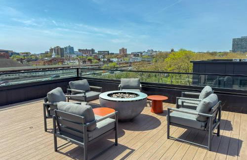 Luxury Stay Near NYC | Full Access to Amenities - Photo 8