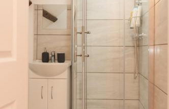 The Wellington - Stylish 3-Bedroom House, Sleeps 8, Ideal for Professionals - Photo 34