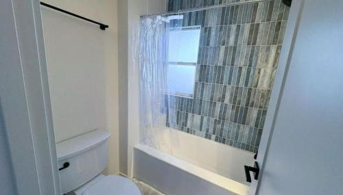 Gorgeous Move in Ready 2 BR Duplex - Photo 4