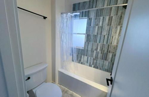 Gorgeous Move in Ready 2 BR Duplex - Photo 4