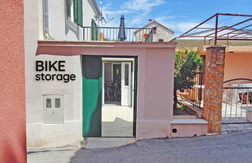 Zlatin Dvor - apartments for 3, terrace, Trogir center, beach at 5-min, BIKE friendly - Foto 80