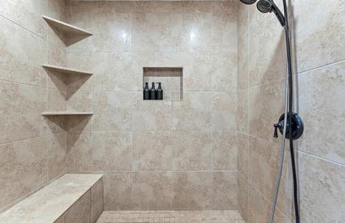 Luxurious Home with Huge Pool - Photo 26