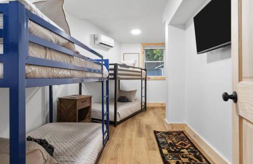 Hidden Hollow 3BD Cabin - Hot Tub, Wifi, Game Room, Fire Pit - Foto 9