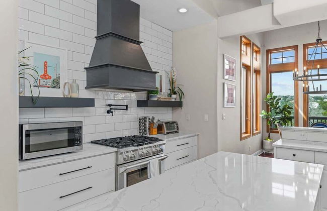 Luxurious Lake Park House: Sleeps 25, Pool, Hot-tub, Firepit and Game Room! - Foto 31