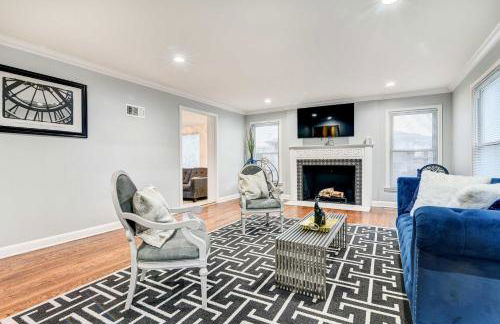 Luxurious Detroit Home - Walk to Golf and Park! - Photo 4