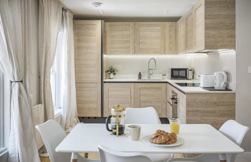 Bright 1 bedroom apartments near Farnham Castle - Photo 1