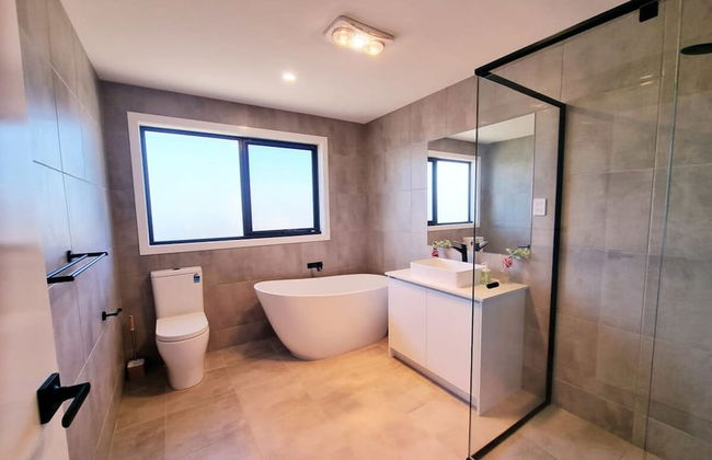 Brand new House - Modern Home in Great Location - Foto 17