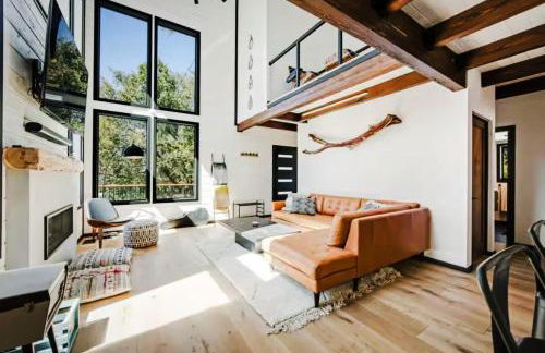 Haven at Cedar Haus Luxury 1BR Escape w Hot Tub EV Charger Gourmet Kitchen Fully Fenced Yard Dogs OK - Foto 6