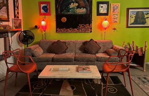 SPACE CASTLE: a 1950s Gas Station transformed into an Art Themed Wonderland - Foto 10