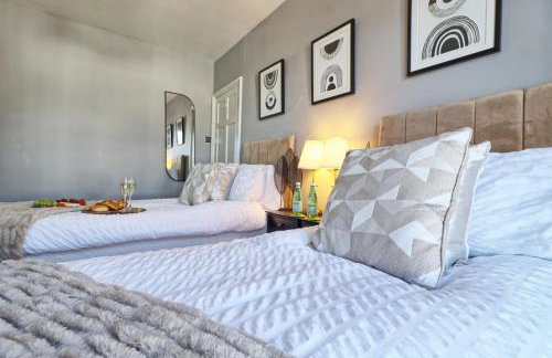 Large Southend Beach House Sleeps 8 Free Parking x 2 Perfect for Contractors 4 King Beds or 8 Single Beds by The Opulent Property Project UK - Foto 16