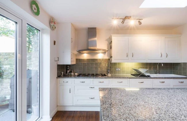 Fulham 4-bed House & Garden Near Tube - Photo 9