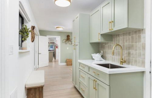 Heated Pool- MiniGolf- Fire Pit- Game Room- 1mi to Beach - Foto 21