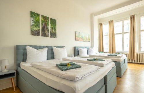 KAISER 02 by ROCKCHAIR Apartments l SUPERHOST Status l 3 Bedrooms Boxspringbeds 2 Bathrooms l Cozy Family & Business Flair 155 sqm 3 Balcony 2nd Floor Elevator up to 10 guests welcomes you! - Foto 56