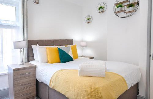 4 Bed - Parking - Near M4 - Ideal for Groups - Foto 1