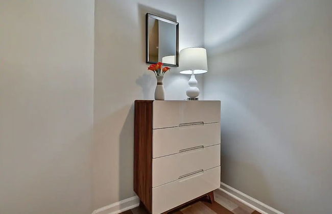 Spacious 6BR/3BA House w/ Parking! Sleeps 20! - Foto 9